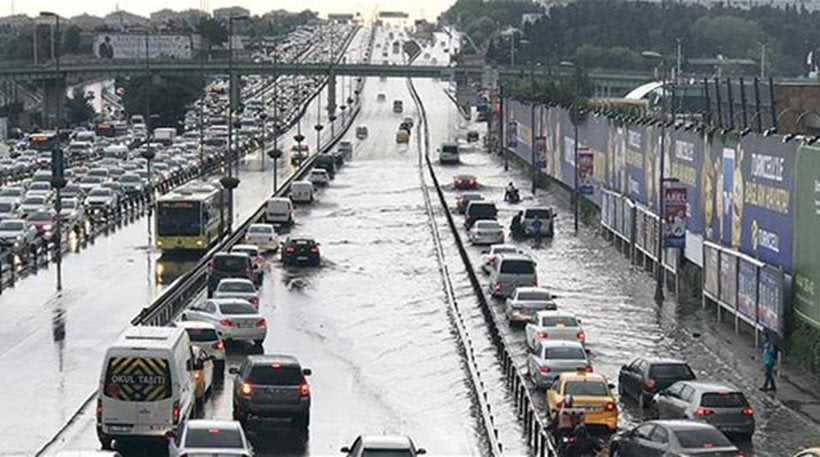 Πλημμύρες και χιλιάδες κεραυνοί στην Κωνσταντινούπολη